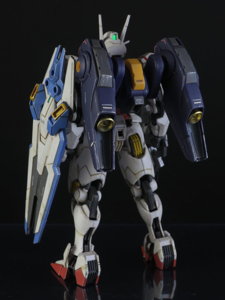 デカールを貼り終えたらプレミアムトップコートでつや消し。デカールの保護になります。ただしクリアパーツやツインアイなど、光沢の欲しいところは避けます。