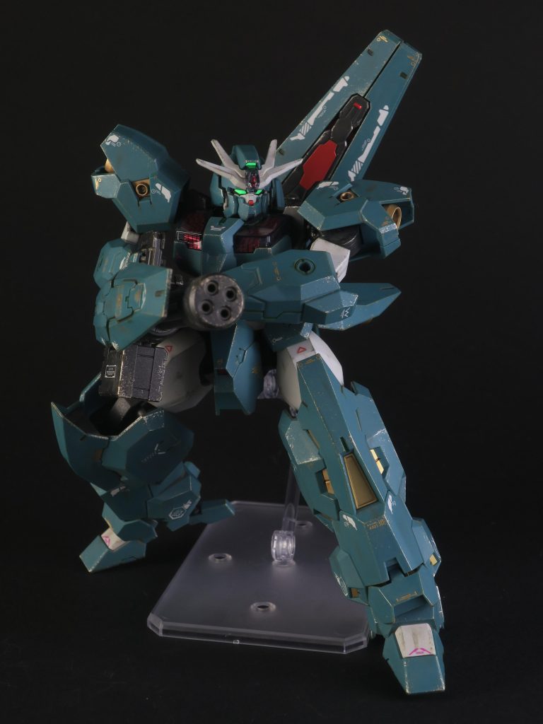 いつもならガンダムマーカーのメタリック系でポイントに部分塗装するのですが、できそうなところがなかったので今回は省略。リアルタッチマーカーでスミ入れをしています。