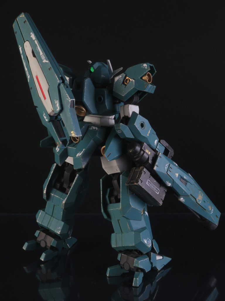 つや消しの後はウェザリングカラーのグレイッシュブラウンでフィルタリング。ボディのグリーンの色味をあまり変えたくなかったので、かなりうすめにやったのですが・・・薄すぎてほとんど効果なし!それどころかつや消しスプレーが取れてしまう始末。日和っちゃいました。やらない方が良かった。