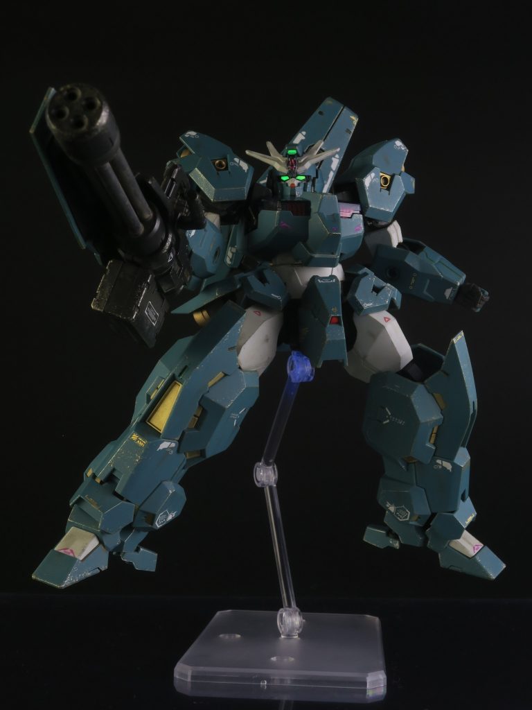 ウェザリングが終わったら、付属のシールとクリアパーツをつけて出来上がり。武器はタミヤスプレーのライトガンメタルとガンメタルを使用。ウェザリングカラーを塗ったのでツヤは消えています。