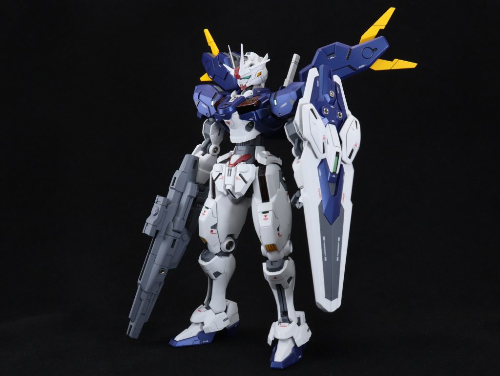 スタイルですが胴体と脛で1.6mmずつ、計3.2mm延長しました。カラーリングは設定よりも暗い配色にして青部分をつや消しパールで塗装しています。