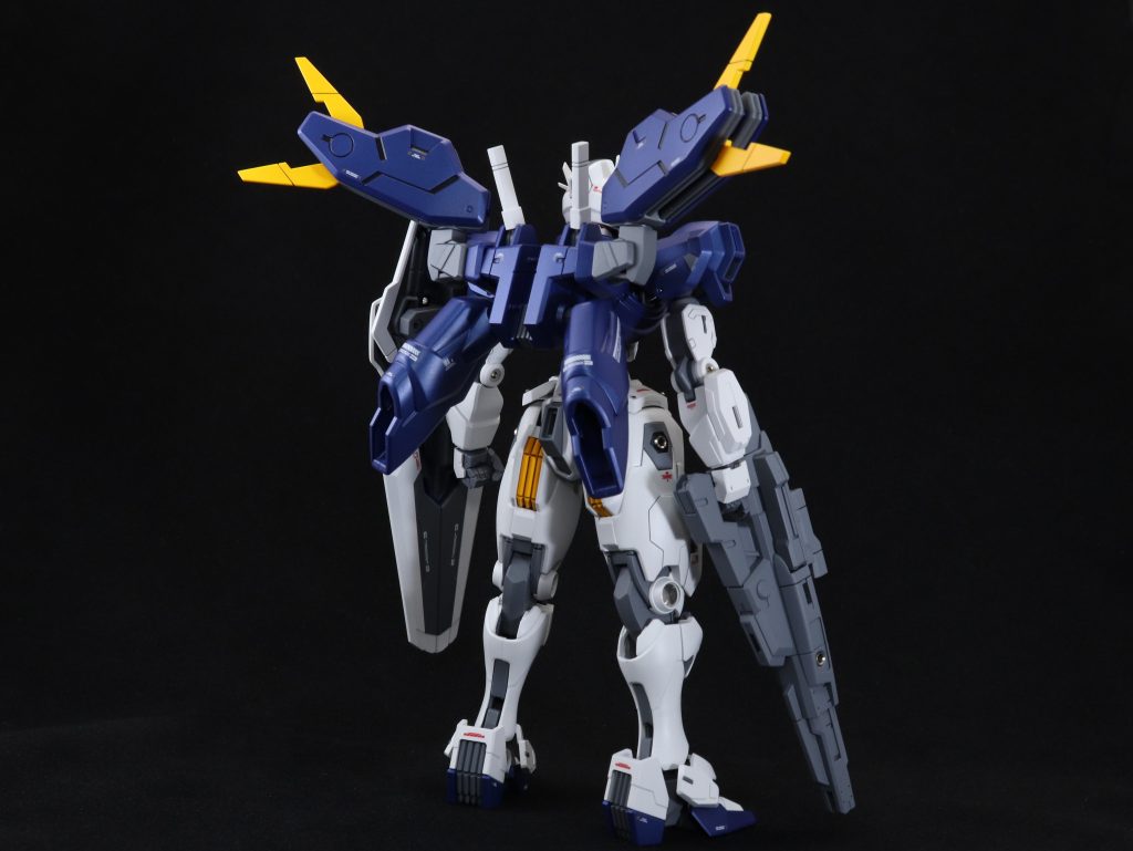 目立つ部分の合わせ目消しと、肉抜き穴も必要な箇所は埋めてあります。