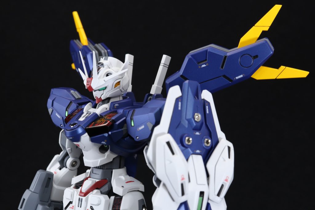 脇のケーブルのようなディテールは一度削り落としてスプリングで作り直しました。センサー部分や3mm穴も市販パーツによるディテールアップを施してあります。