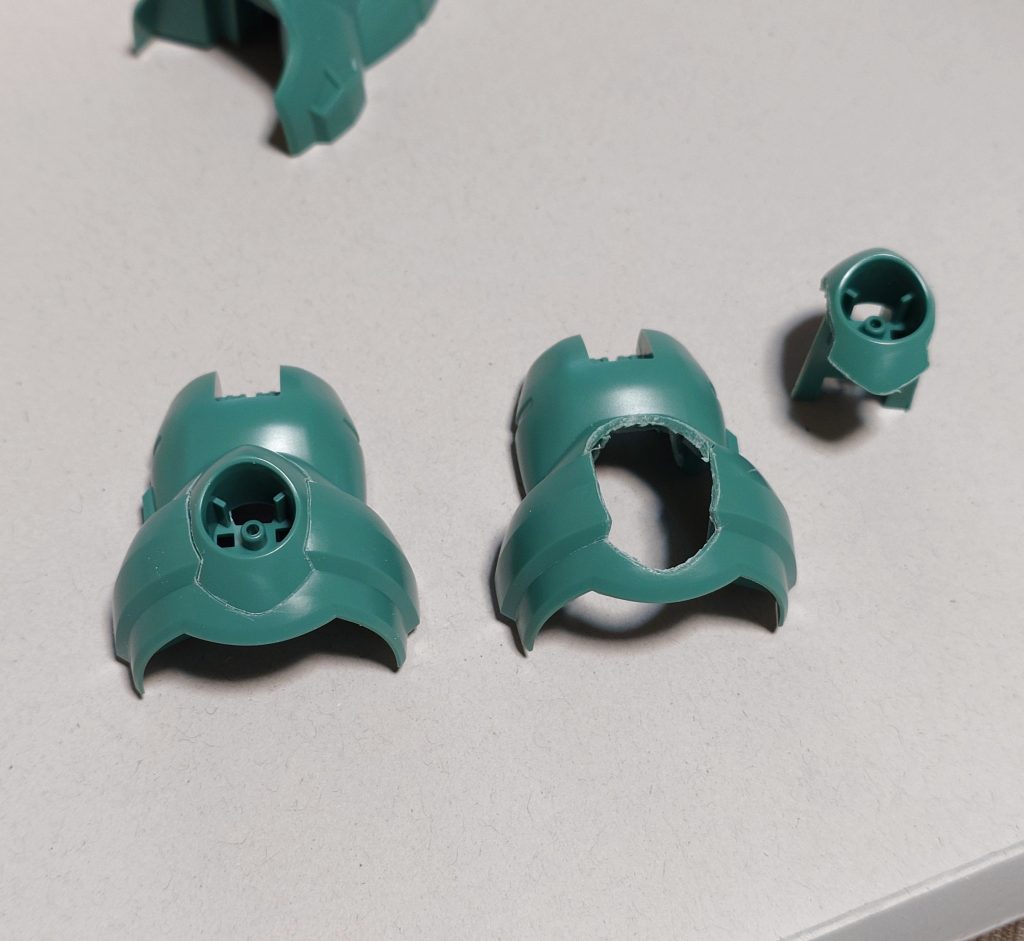 ミカエリスは合わせ目消し不要な手間要らずキットだったので、工作のほとんどは肩鎧に転用したディランザの脚パーツに費やしました。スラスター基部をケガキまくってくり貫き……