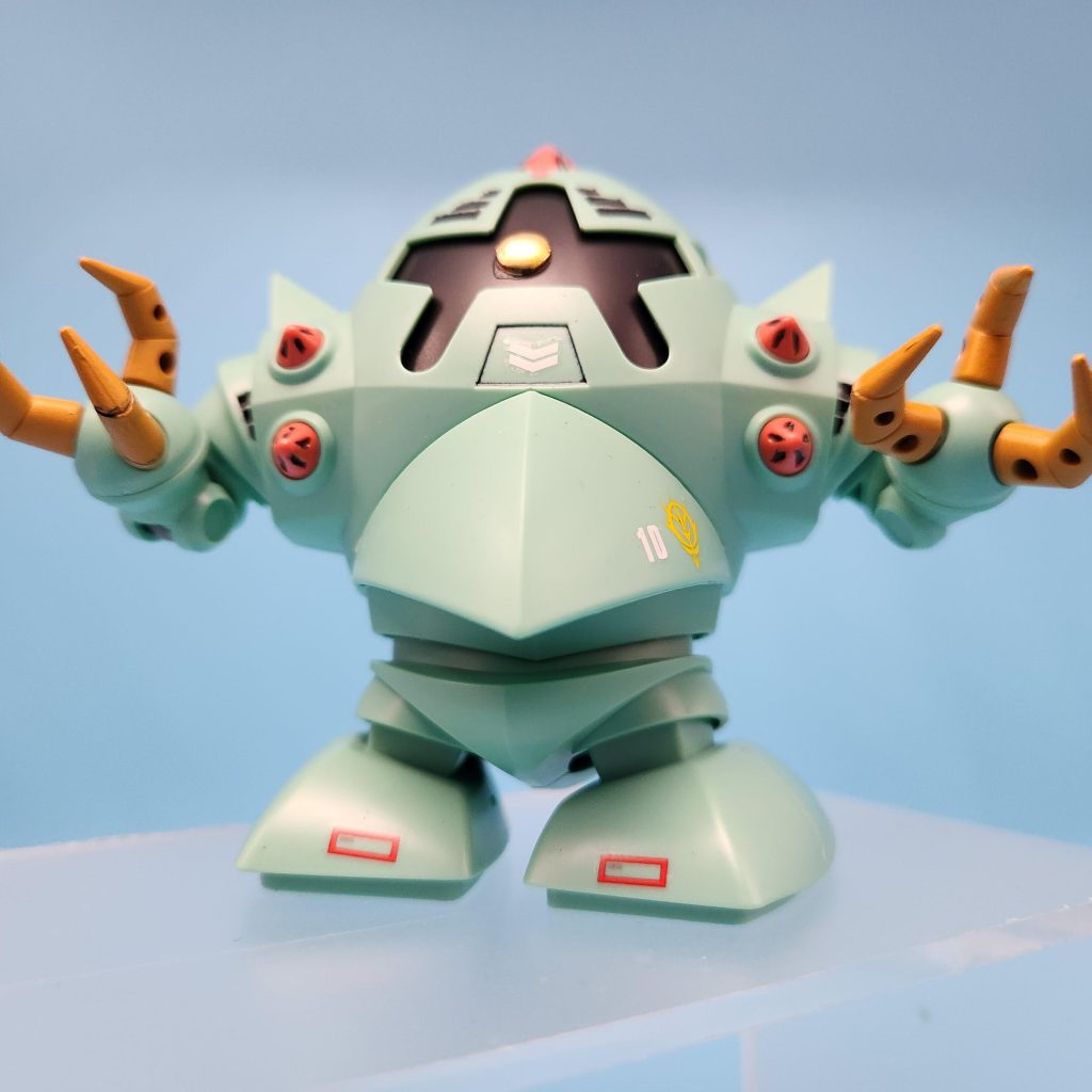 爪部分にぽこぽこ穴はありますがまあSDだし仕方ない!所々色が足りなかったので、シタデル筆ぬりで補填しています。すっげぇ楽でした。笑しいていうならピンクのレーザー射出のとこの墨入れがちょっと面倒だったかな。モノアイは付属のシールだと少しアレなので、手元にあったモノアイパーツをガンダムマーカーで塗って瞬着でつけました。