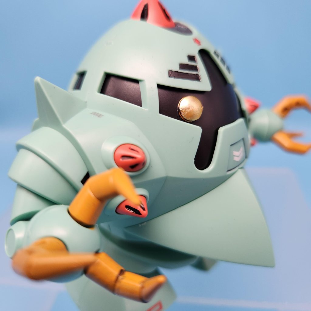 モノアイ部分のエリアは頭のてっぺんのアポロ(アポロ???)と繋がっていてひとつのパーツなので、アポロを回すとモノアイが動きます。可愛い。