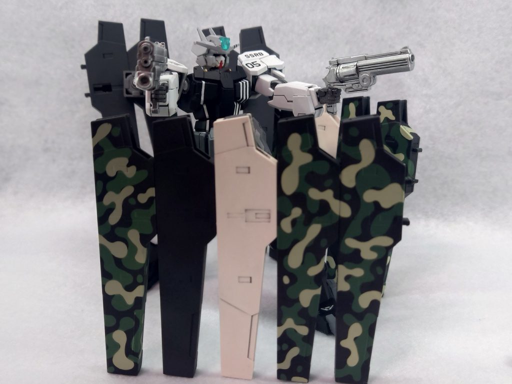 GNホルスタービットはSSRBカラーで塗装初めて迷彩塗装に挑戦しました迷彩用マスキングシールを使用して塗装シール貼ってる時はどうなるのか不安でしたが剥がしていくと見えてくる時のドキドキ感最高👍