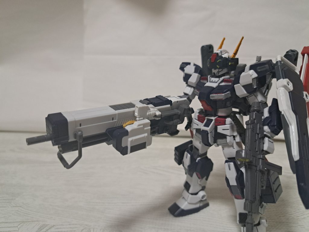 シェキナーをヒートナイフに引っ掛けて腕に負担をかけない射撃ポーズ(笑)