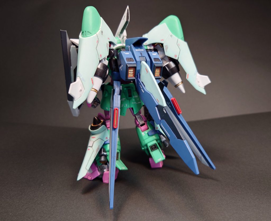 武装はスーパードラグーンの試作2基と改良型のビームライフル、ビームキャリーシールドを装備