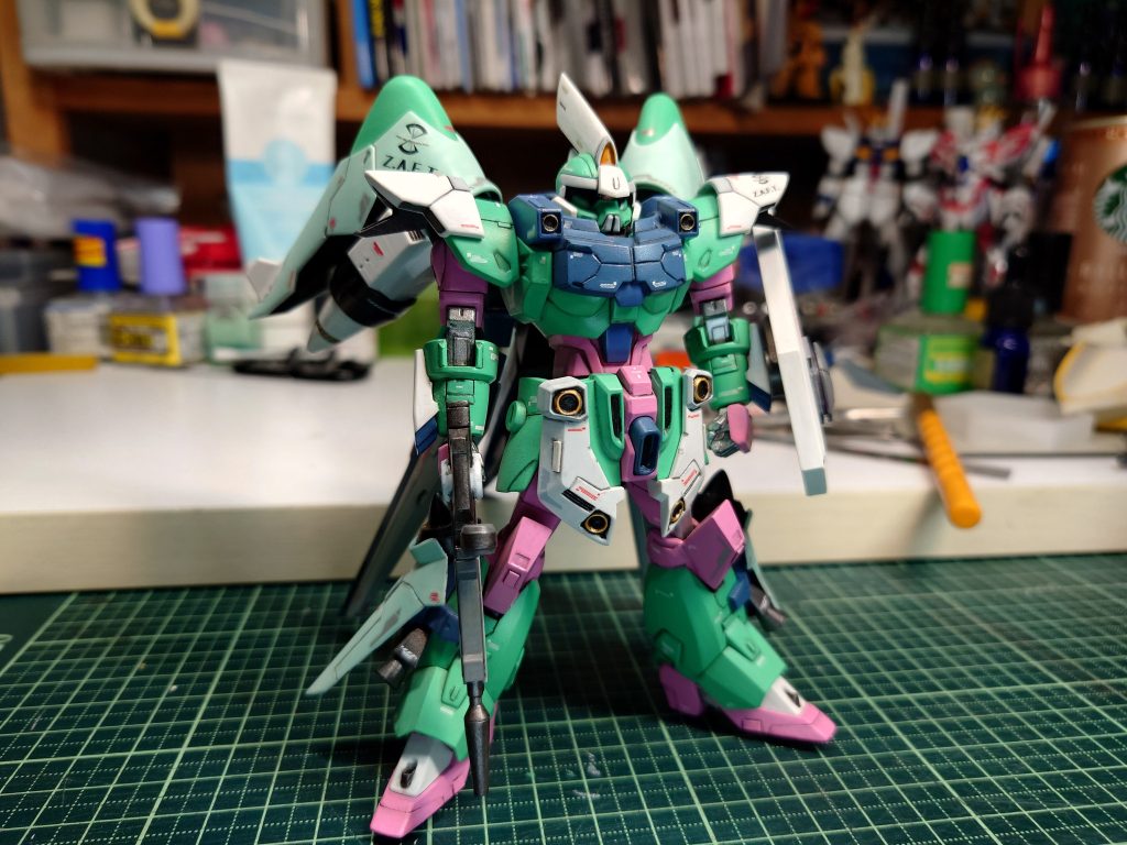 色は全てアクリジョンの筆塗りで調色したのを使用しました。スミ入れには油絵具の黒を使いました。デカールはGFFをな感じで貼りました。