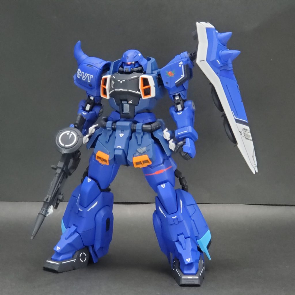 フロントビューカラーリングは、SEED時に搭乗していたディープアームズを思わせる様な濃いめの青を主体とした塗装を施しています。差し色のオレンジや脚部のスカイブルーが程よいアクセントになってるかなと