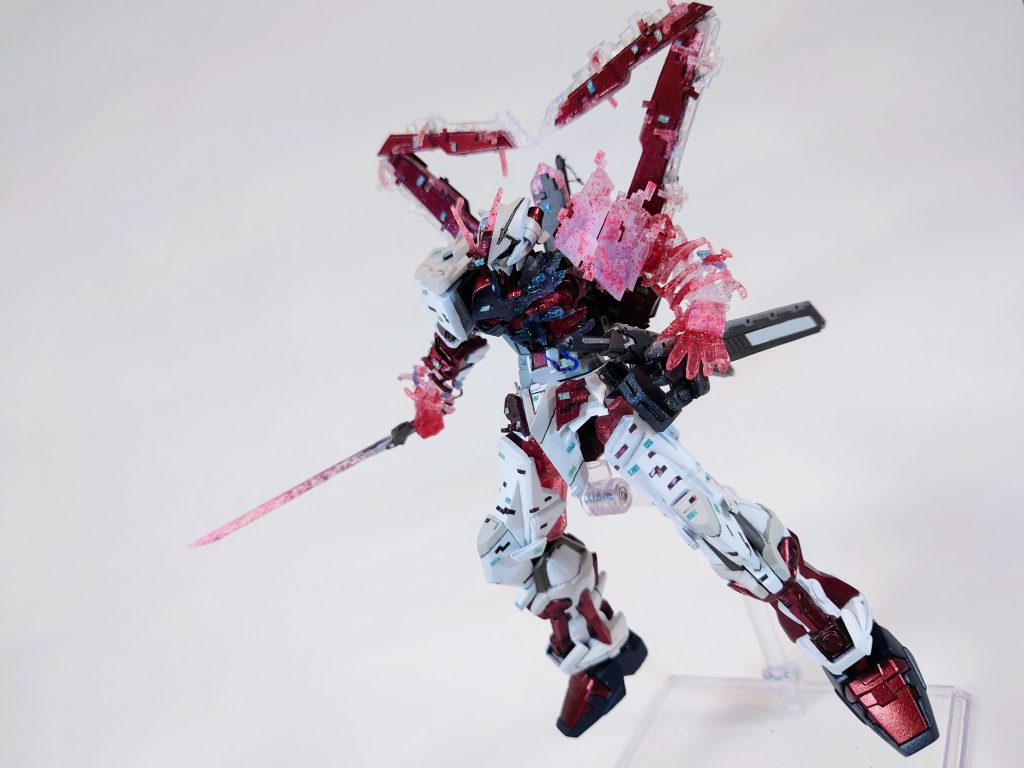 背部のタクティカルアームズは基本のVフォームの他にΔフォームに展開可能です。