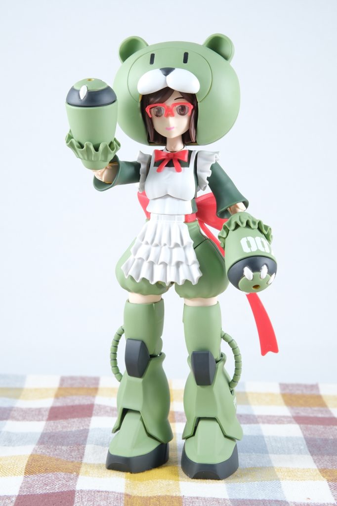 クマのヘルメットをかぶるとこんな感じです。僕としては、被らない方が好きかな。かぼちゃパンツを付けると可動域が皆無になりますが、露出高いのが嫌いなのと、足の長さがかなり異様に見えるので付けてます。元々は足が細く長く、クマのヘルメットで頭でっかちな印象ですが、ザク足のおかげで見た目の重心も下に下がって安定感が出たと思います。