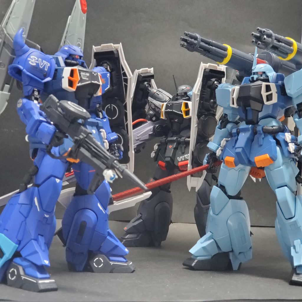 ジュール隊のザク3機揃い踏みで実は、塗装とデカール貼り自体は2年近く前に終了していて、シホのパーソナルであるホウセンカをどうしようとなって完成に時間がかかりすぎてしまいました。プレバンのデカールを買えば良いのですがそこまで待ちきれず、何かないかと漁っていたら過去に買っていたディープアームズのマーキングシールを見つけたので、完成までやっと進んだという感じです。