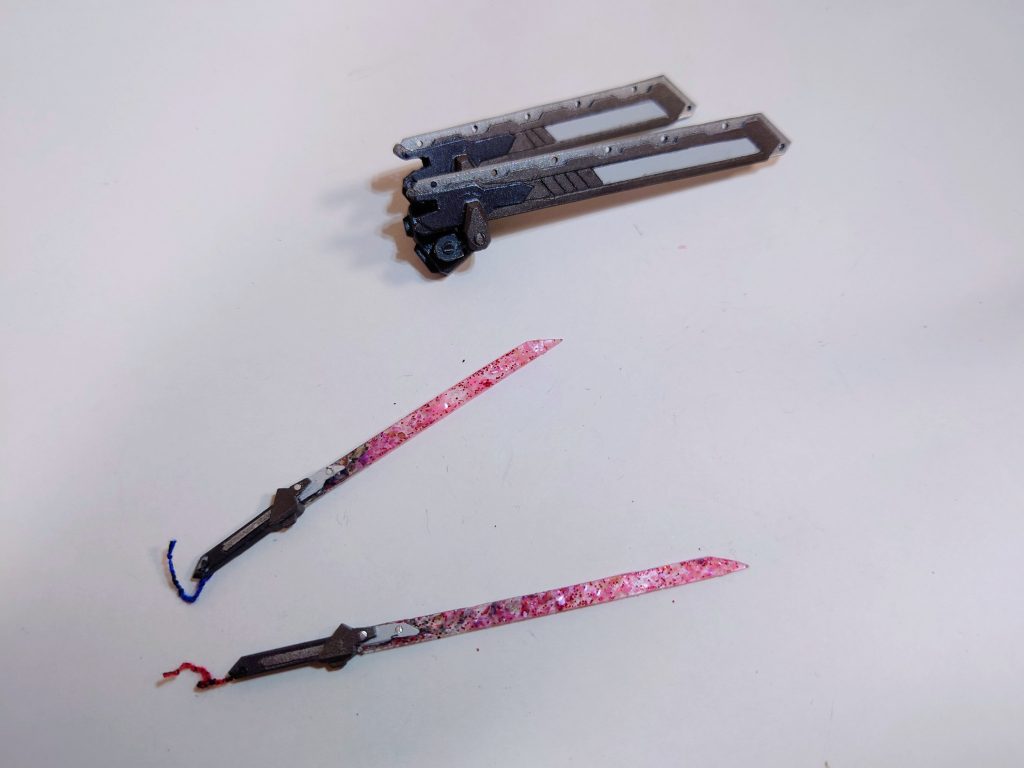 この2本の刀身はレジンめちゃめちゃ失敗しました…が最終的にキレイにできました!鞘、刃のデザインはMGSの高周波ブレードを参考にしました。