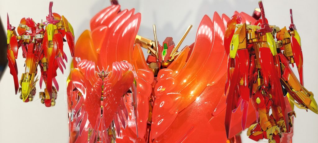 まずは大気圏突入モード、と言うかマントモードです。羽とハイパーカレトヴルッフで前横後ろを囲んでマントの様になる形態塗装はMr.COLORでのキャンディー塗装でクリアオレンジ、クリアレッド、クリアパープルのグラデーションもして光沢クリアー。関節や各部アクセントにゴールド目や胸等に蛍光グリーンです。