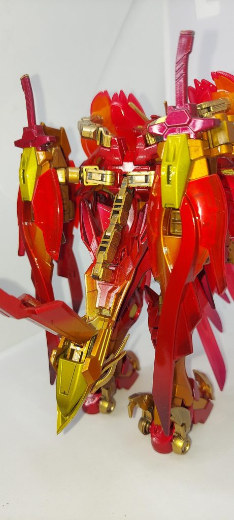 腕に持たせてシールド扱いでも良かったかもですが差し替え無しの完全変形にしたかったのでジョイントをつないでの尻尾扱いにしました。今開いてる首の下カバーが変形後いい仕事してくれます頭部を隠すだけでは無く胸パーツの段差に引っ掛けてるのでバードモードでの鳥の頭を支えてくれます。