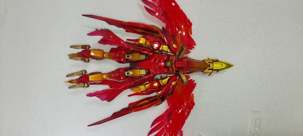 7:首カバーで頭部を挟んで隠す8:羽を所定の位置に整え完成今回こだわりの1つで寝そべり変形でも下からの見た目とネオバードモードでも太腿から稼働して爪を前方に出せる様Rスカートの干渉を改善してみました。