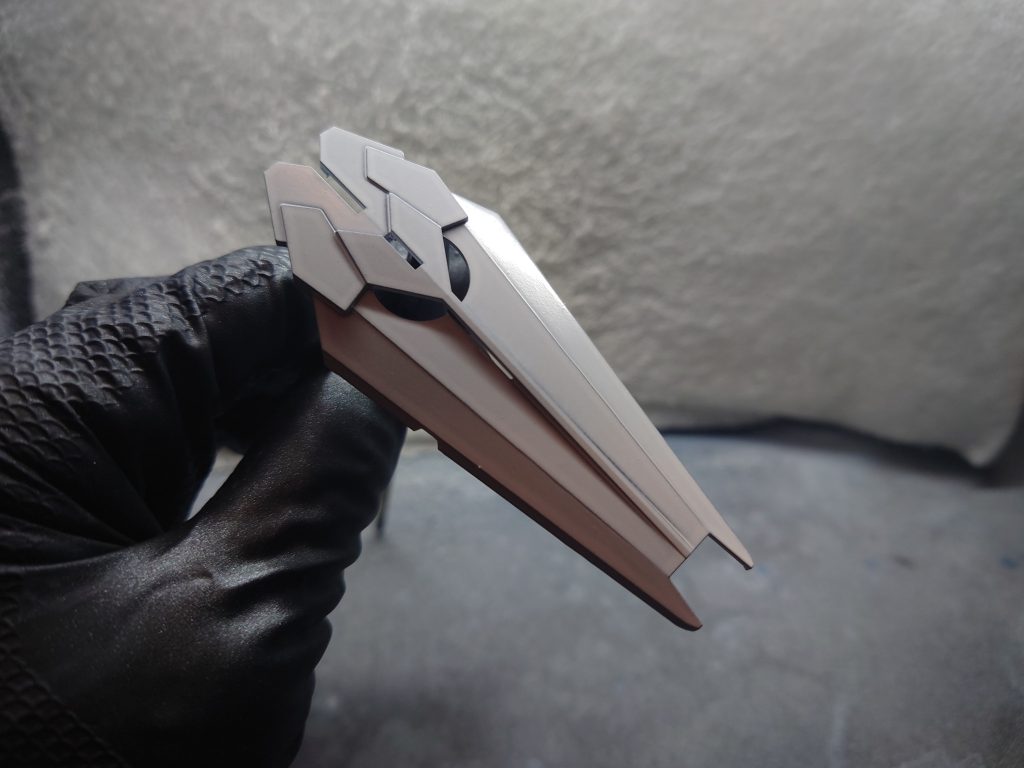 シールド部分サーフェーサーEVOブラックの上にMr.ホビーの水性ホワイトで塗装