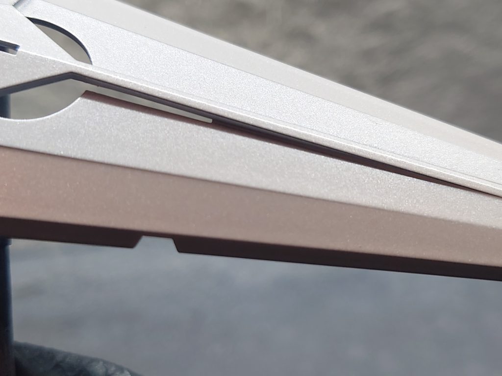 ホワイトの上にパールを塗装した写真