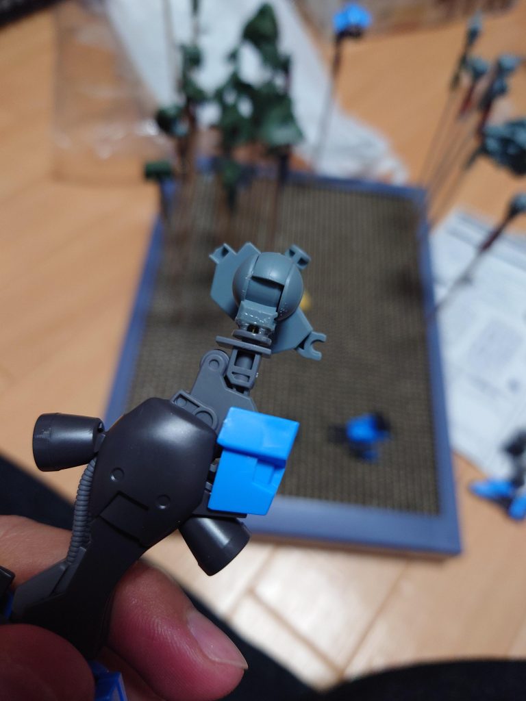 ザウォートの腰部はボールジョイント凹とヴィダールの太腿関節もボールジョイント凹なので噛み合わないため、互いの関節部分をニッパーで切り飛ばして中に真鍮線を仕込みつつ接着して関節を作りました。