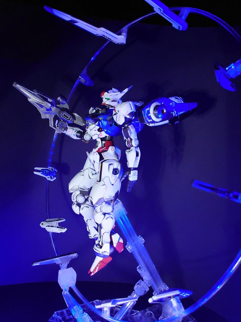 ガンビットがエアリアルの周りを取り囲んでいるファラクト戦をイメージして製作しました。ホームセンターなどで売っている三角のアクリル棒を輪っかにしてウェポンディスプレイの取り付け部を接着しました。アクションベースは手持ちを適当に使いました。