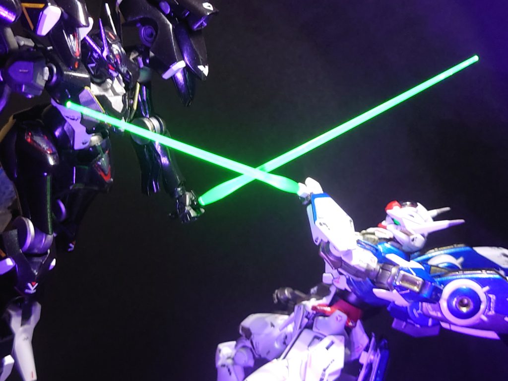 改修中に頭の部品を無くすトラブルが発生してしまいあわてて買いに行ってきました…塗装を剥がす時間を考えると新品のキット使えば良かったなーとちょっと後悔しましたね。まぁよくある事かもしれませんが完成間際にパーツを発見しましたwもう無印エアリアルはお腹いっぱいなので一生積んどきます今年は投稿のペースを上げていきたいなーと思っています。次は途中で投げ出したRGハイニューか水星のキットですかねー最後は前回作ったファラクトと一緒に1枚最後までお付き合いして頂きありがとうございましたー