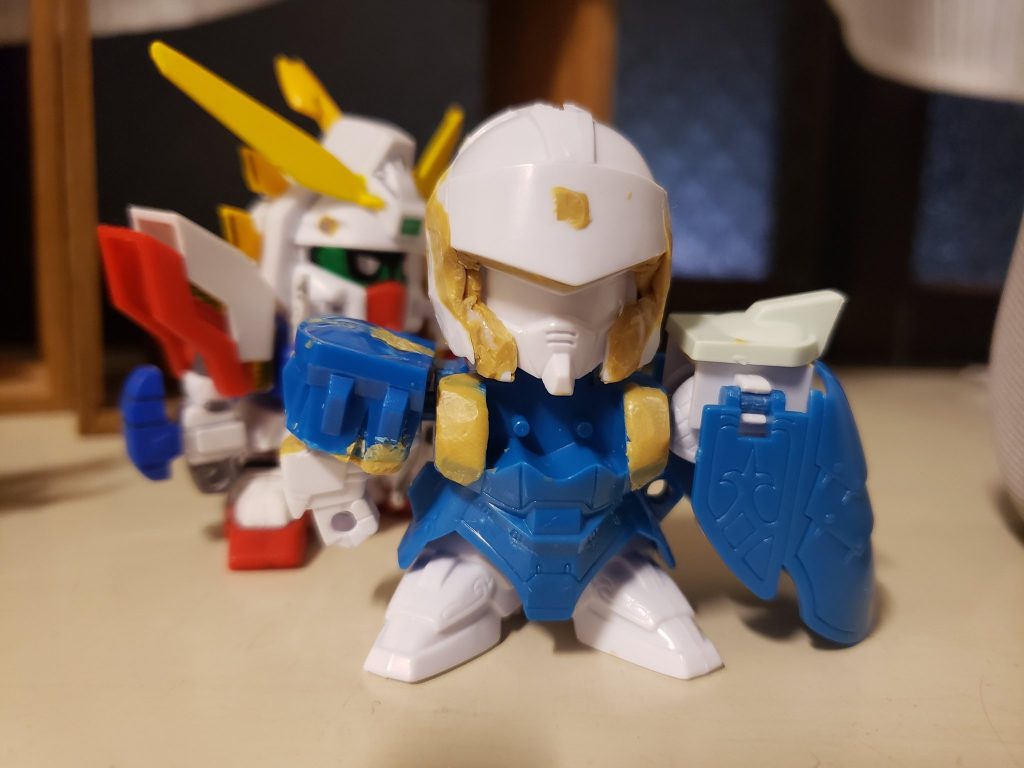 一番苦労したのは左腕のカバーでした。パテで段差を埋めて、削って、埋めて、削って、、、