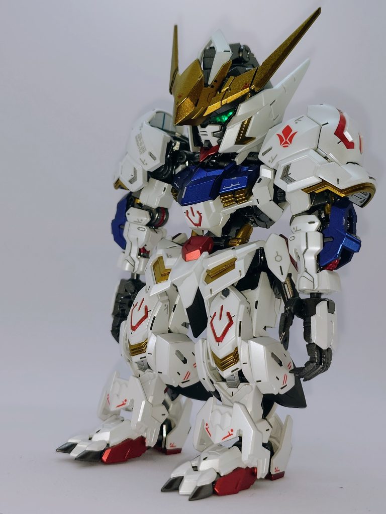 右から撮った図。やっぱガンダムフレームはお腹のシリンダーが良いですよね。