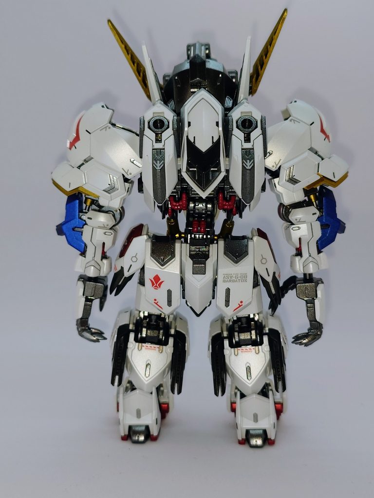 背面撮影図。本当にディテールが細かくて、組み立ててく毎に「この部分こうなるの？？」と驚きが多かったです。   