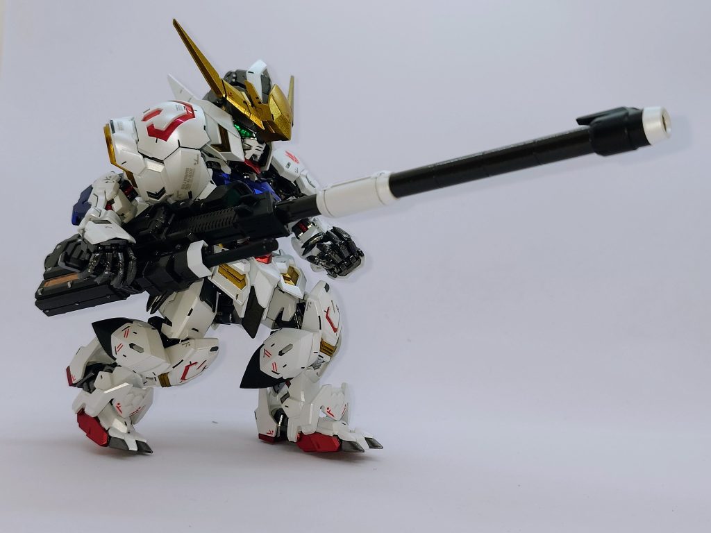 300mm滑腔砲構えポーズ。背部のサブアームにマウントしたまま構えられるのも面白いですね。爪先がきっちり曲がってくれるのも高ポイント。