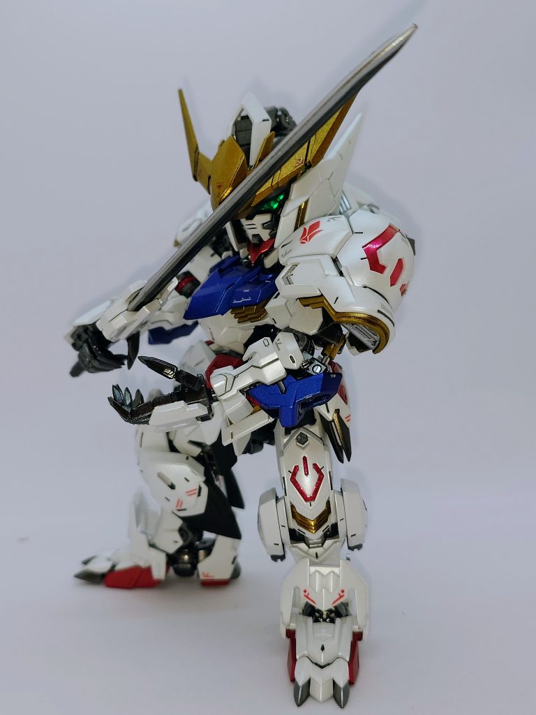 鉄血太刀構えポーズ。初めて刀の刃付け塗装をしてみましたが、中々難しかったですね。結局マスキングテープをゴリ押しで曲げて貼り付けました。