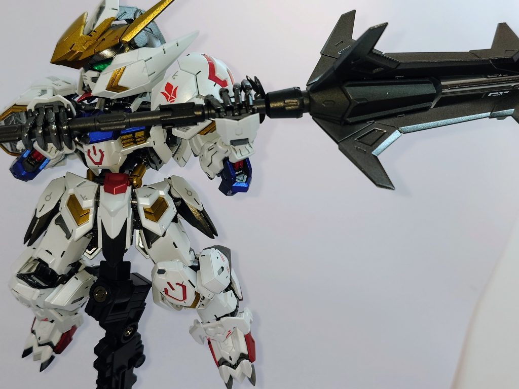 鉄血メイス構えポーズ。両手で握って思いっきり振りかぶれるの、すごくいい。片手持ちより安定もさせられるので有難いですね。