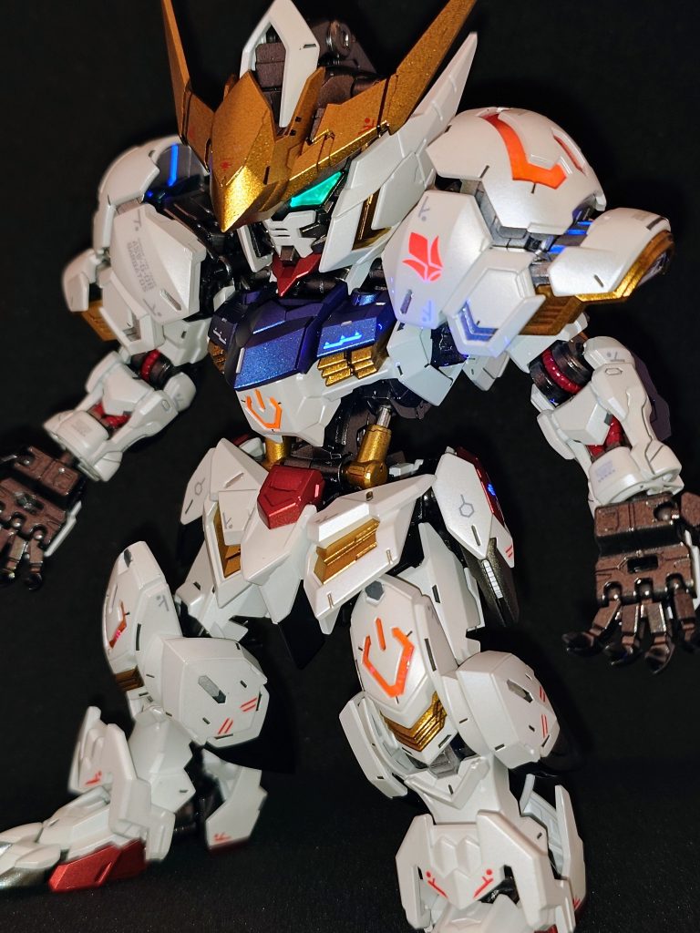 ブラックライトを当てた図。クリアパーツに蛍光塗料を噴いたのと、肩アーマー内部にエナメル蛍光を塗りました。アーマー展開時にエネルギーラインが発光してる感があって、個人的にお気に入りのポイントです。