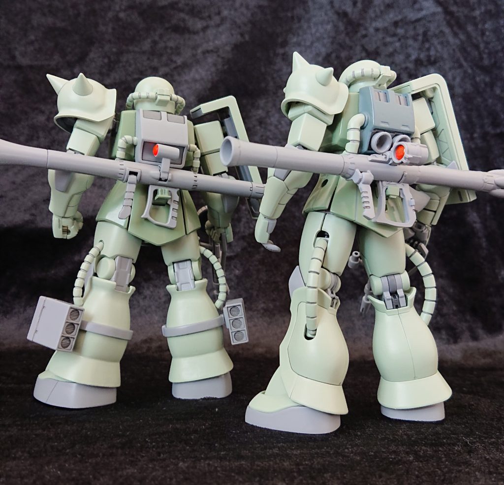 （左HG40番、右HG241番）このバズーカの携帯がいいねぇ。