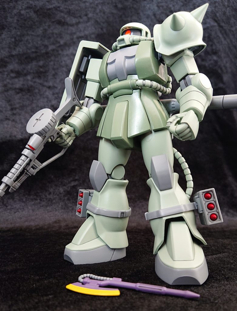 結果、作り比べたら、HG40番の方がパーツが少ないながらも、随所に合わせ目消しを要するので作り甲斐があり、ポッチャリした体型がこの煽り写真のように「いかにも」って感じで良き😊一方、HG241番はさすがリバイブ！スタイリッシュなスタイルだけでなく、随所に可動に対するこだわりが光りますねぇ。結局、「どうりで両方とも再販されるワケだ😊」って思い出しましたよ。何のアレンジもないものを最後の最後までご覧頂き、ありがとうございます😊