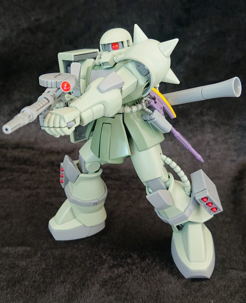 この両手持ちがカッコいい！↓次は、HG241番、なんと言っても可動範囲が大きく、HG40番では動かない腰が(一体構造)、ぐりんと動くのです。ならばと、躍動感のある襲いかかるヒートホーク。子供の頃には気づかなかったけど、マジマジと見れば、ヒートホークもまたカッコいい😊ﾜﾀｼﾀﾞｹ?