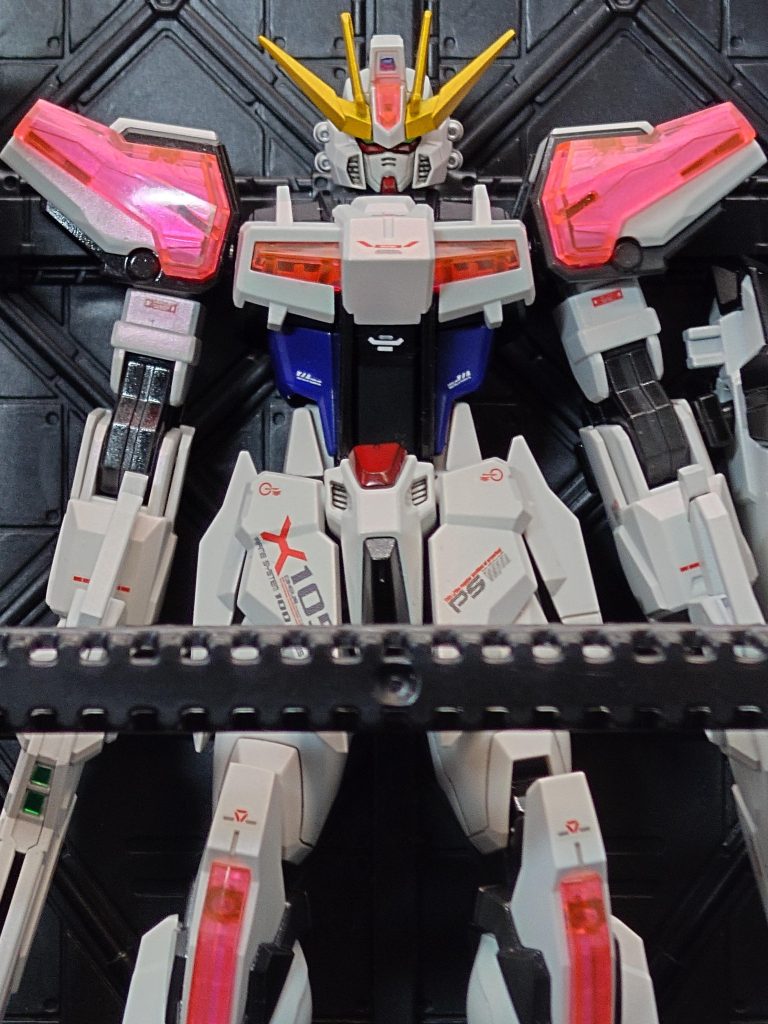 パーフェクト装備前の一枚、百均とは思えない格納庫です。今装備を外したら塗装剥げしそうなんで、二度と素のエクシードギャラクシーには戻さないと思います。