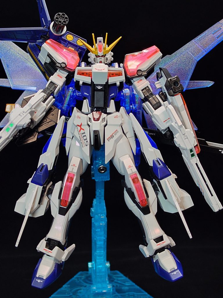 正面からオーソドックスに。背面腰部にシュベルトゲベールをマウント、右腕にパンツァーアイゼン、右肩にコンボウェポンポッド。これら三種はRGスカイグラスパーの物を使用、ビルドブースターは一番クジのビルドストライクソリッドクリアの物です。