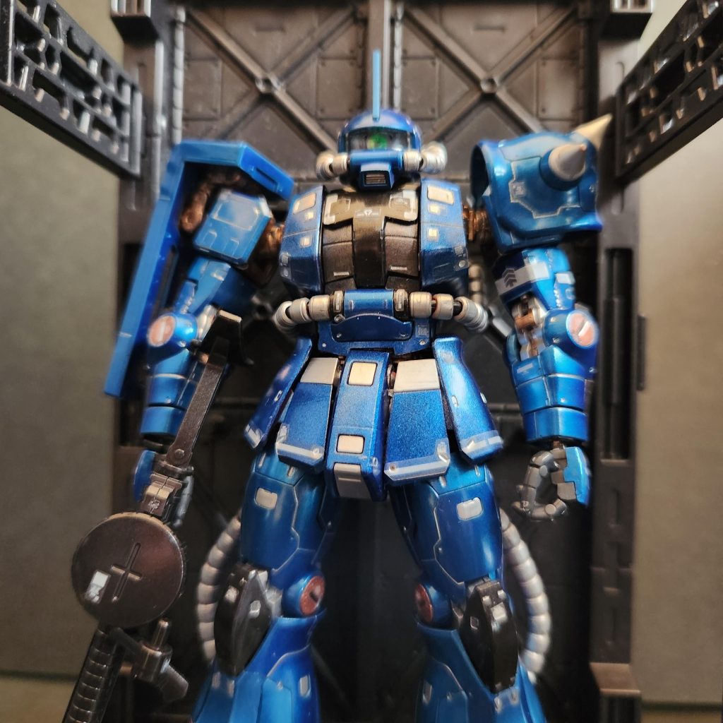 製作途中でモノアイのクリアーパーツを紛失し、股関節が折れるという悲劇を乗り越えての完成でした。のでポーズが限定されています。