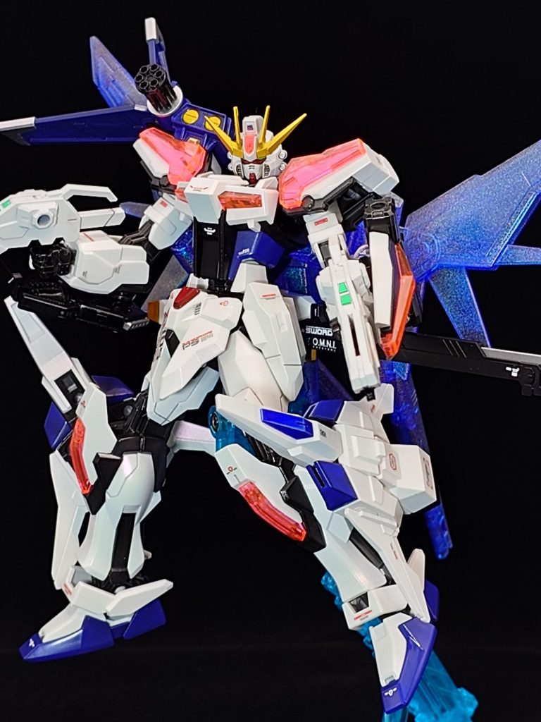 白の装甲はEGシステム発動時のイメージで、パールレッドの塗装してますが写真では分かり辛いですね。ビルドブースターは塗り分けるか悩んだけどクリアパーツを活かす為、ホロシルバーのみで仕上げました。