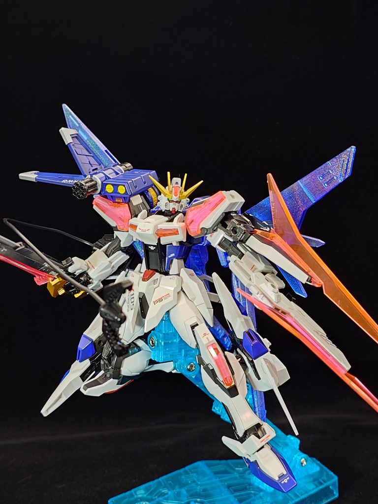 パンツァーアイゼンで捉えて敵機を切り裂く！シールド両サイドにライフルを接続し、三つのビーム刃を展開する『ビルドクロー』の為に、エクシードギャラクシー三体買いました。…が、塗装剥げを恐れて今回は行いませんでした（爆