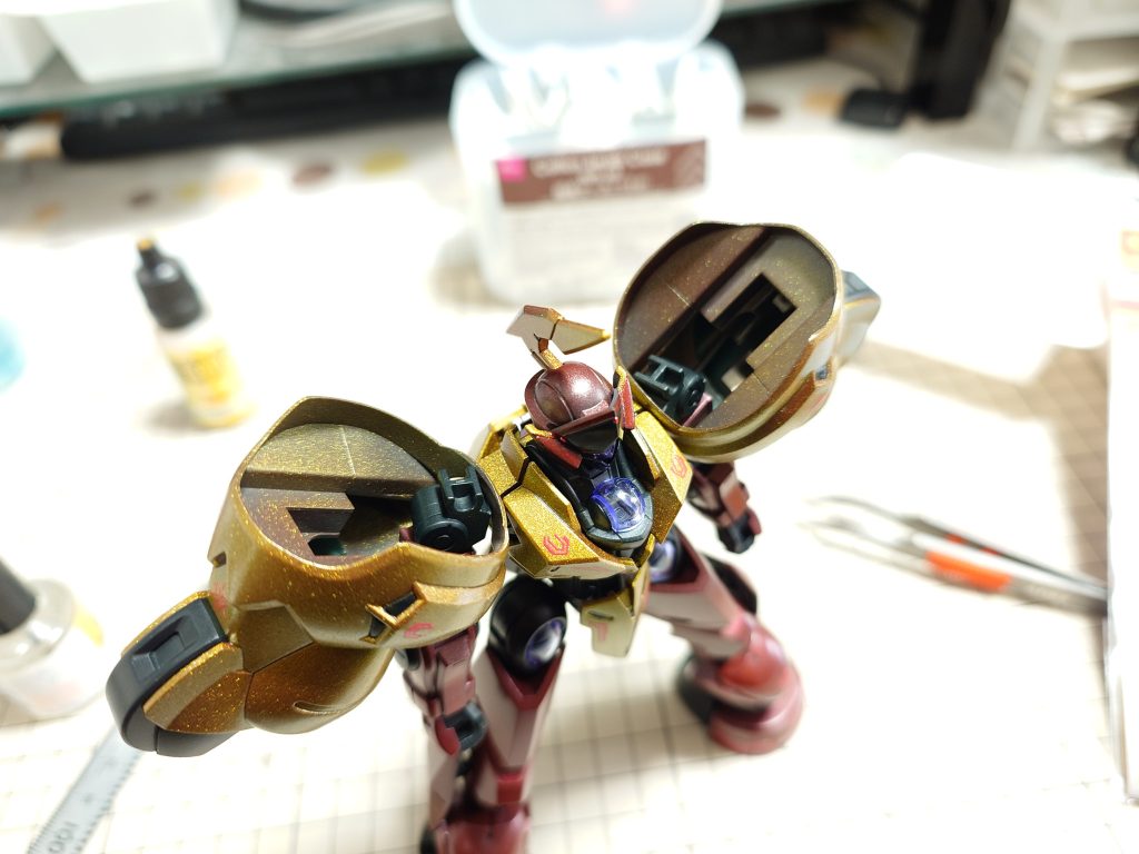 その穴を肩のフレームにひっかける!俯瞰で見ると色々粗がありますね🙈