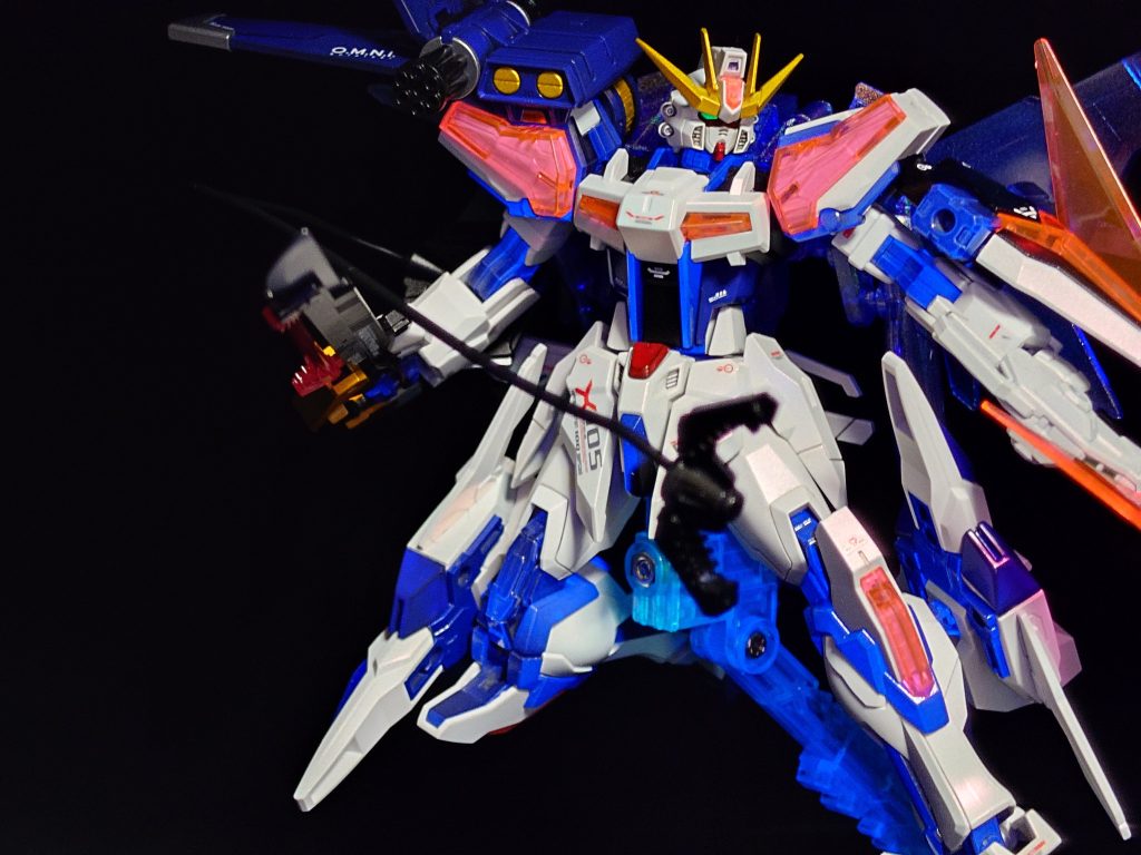 間違ってシールドのパーツにも塗ってしまったのは御愛嬌という事で。前述のアクションベース２クリアブルーを使ったのはRGシステムに合わせてでした。