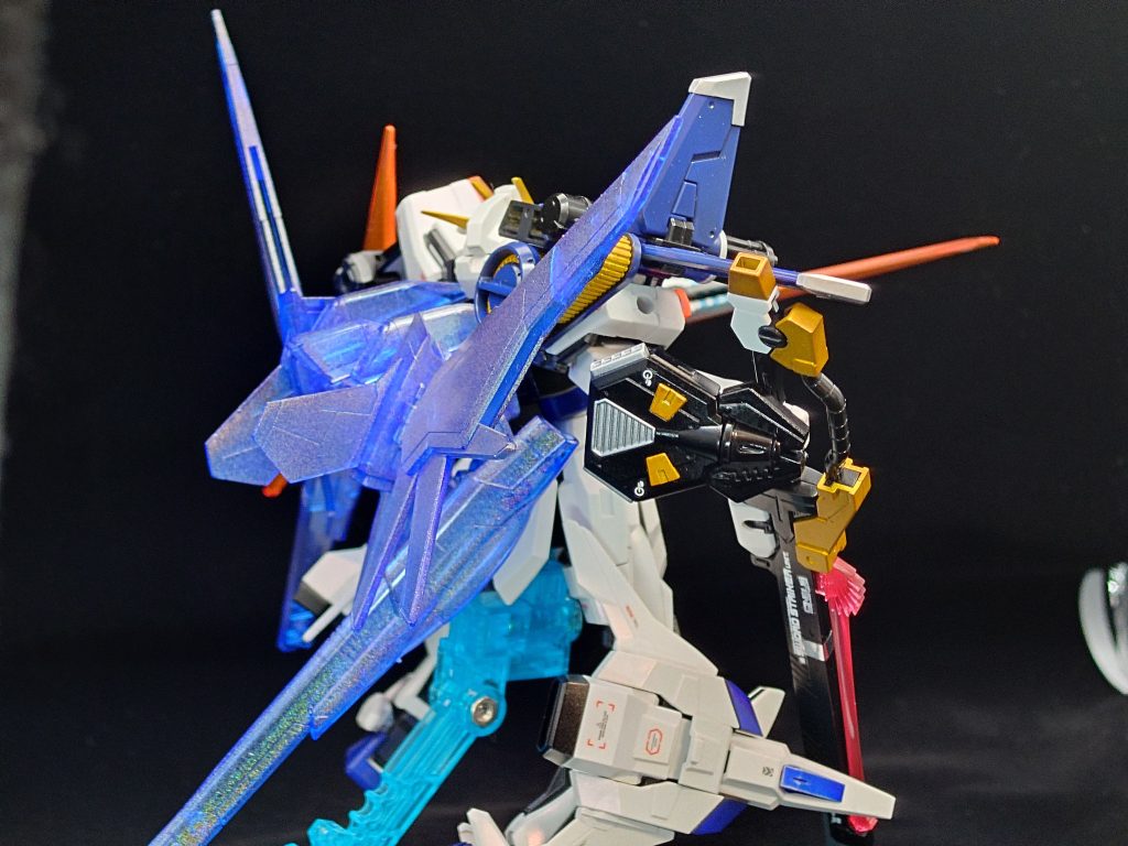 背面、正面からだとほぼ見えないパンツァーアイゼンの為に一枚。フリーダムのカラーリングに寄せたパンツァーアイゼンって何色だと悩んだ挙げ句、単純な色合いに…