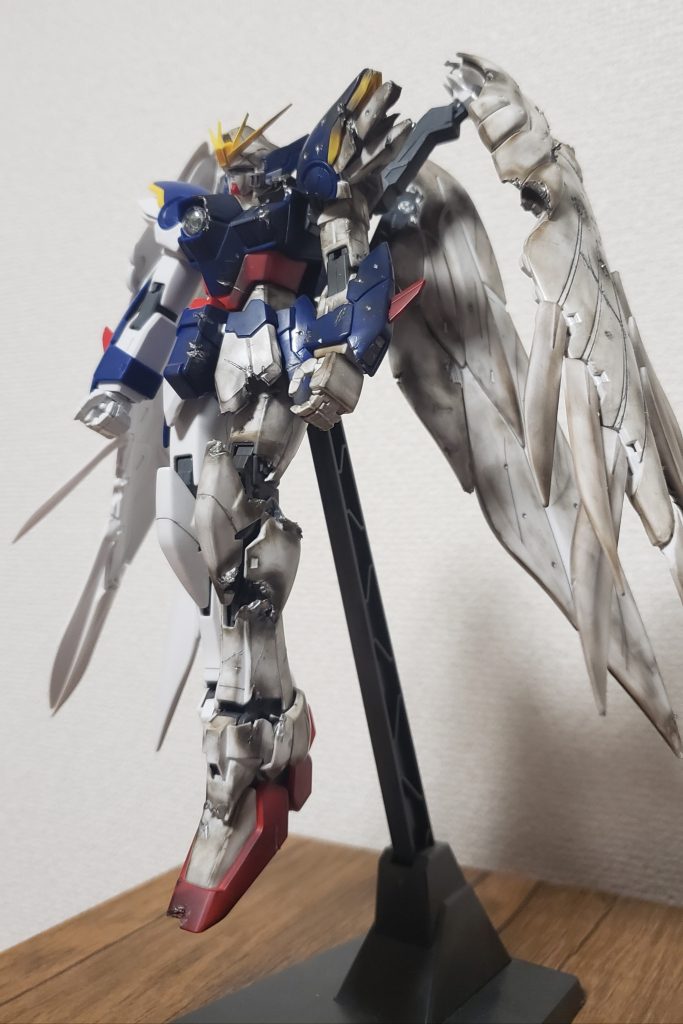 半分はダメージ加工とウェザリングを、半分は表面処理とスミ入れをして、EndlessWaltzのポスター風にしました。