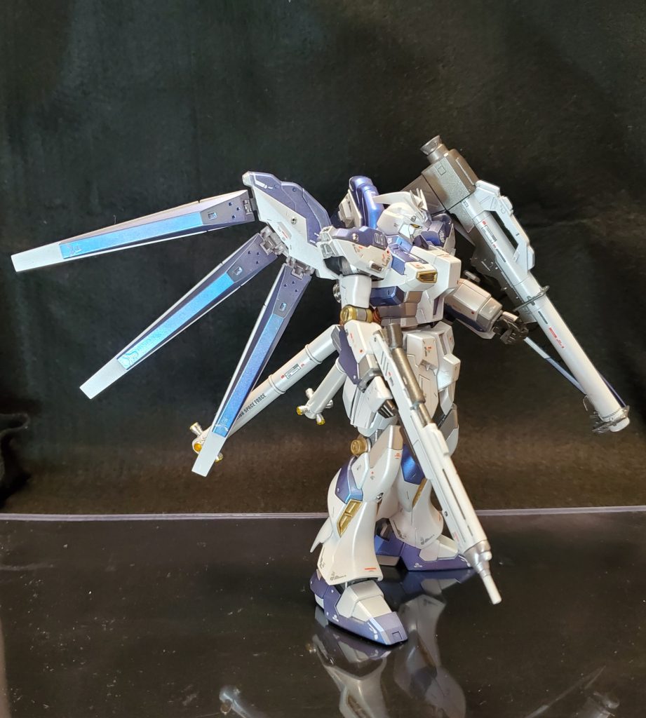 紫色の塗装部分は黒サフにスーパーメタリックIIシルバーを吹き、クリアレッドとクリアブルーを混ぜて重ね塗り。更にアメジストパープルを部分的に重ね塗りしてます。その効果として光の加減で青色に変わりひと味違う仕上がりになってると思います、これが一番のアピールポイントですね。白色の部分は画像では分かりづらいですが、全体的に見た目の色合いにまとまりを出したかったので、ホワイトに微量のシルバーとクリアーブルーを混ぜてます。その上からムーンストーンパールを吹き付け、パールホワイト調にしました。トップコートはUVカットの光沢クリアーを塗布してます。