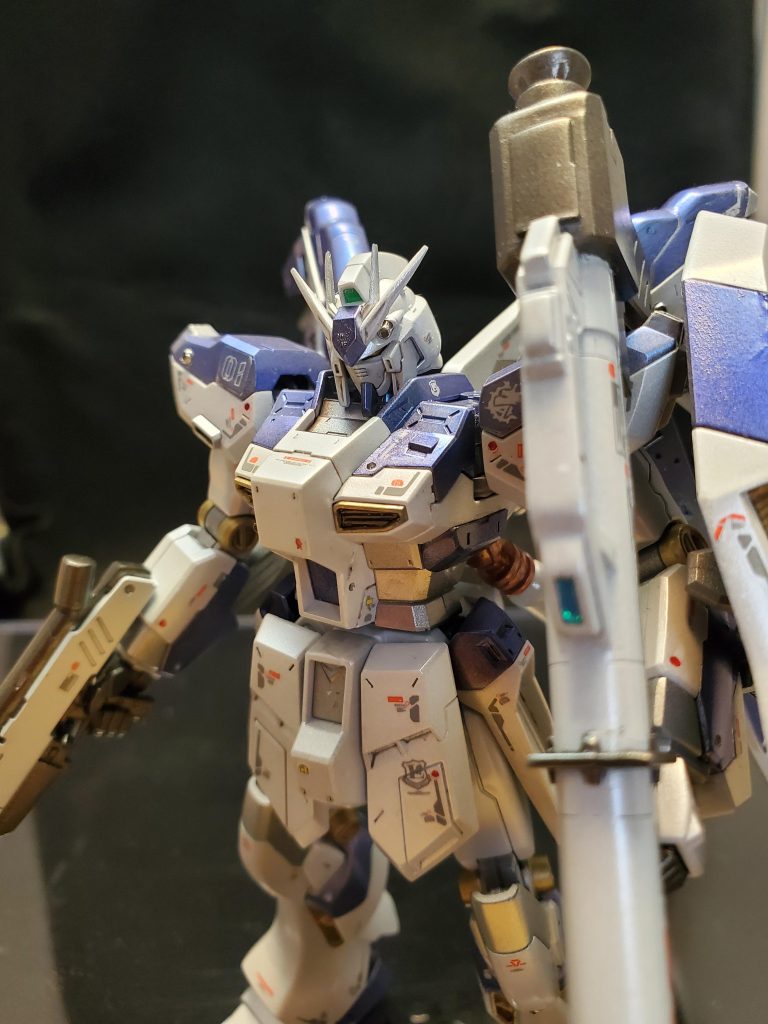 頭部バルカンや肩の端部にメタルパーツを施してディテールアップしてます。頭部のツノはシャープ化してます。