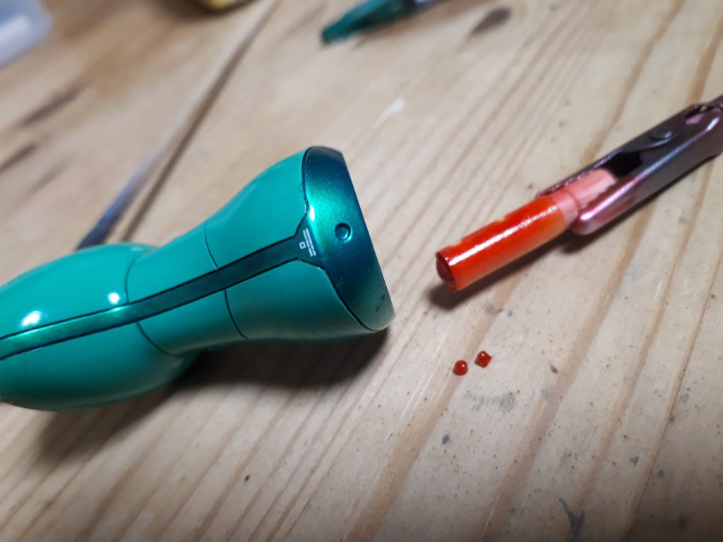 前腕袖のレッドチップ的なディテール。元からある穴は多分1.5mm。クリアのランナーの細いのを見つけたが約1.8mmほど。棒状のクリアのランナーをインパクトドライバーにセットし削って細くして先端を丸めて適当な長さにカット。クリアレッドで塗装してUVレジンで接着(ダイソーのUVクリアレジン初使用)。まあまあうまくいったかな。(強い力がかかると塗装ごと剥がれるかも)ほとんど見えないけど頭部のカメラアイ(?目ね)もUVクリアレジンで立体的にしてみました。一年前にカーモデルの時よりは、クリアの扱い(希釈と吹き方)がうまくいったので一歩前進。 閲覧、ありがとうございました!