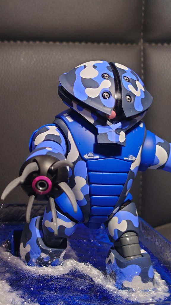 迷彩は、白をベースに塗装→マスキング→水色を塗装→マスキング→グレーブルーを塗装しています。一番上に来る色から塗装していくので、工程と見た目の色が逆になります。全てガイアカラーで調色しています（配分は適当です）。